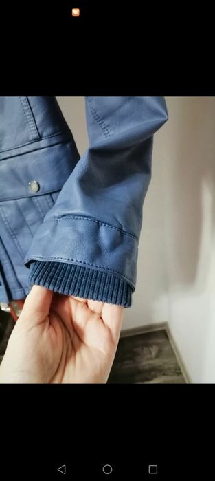 Geacă din imitație de piele mărimea 40. Gluga este detașabilă