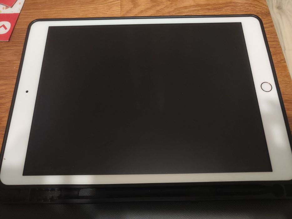 Vând iPad 8 in stare foarte buna