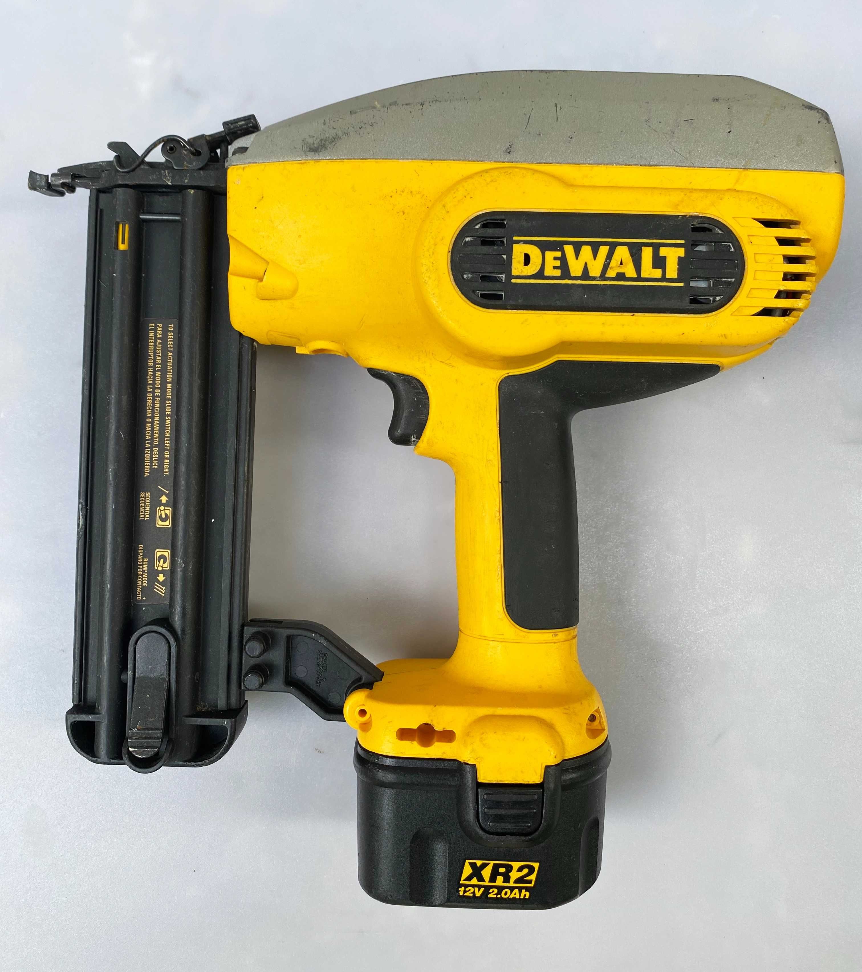 Акумулаторен пистолет за пирони DeWalt DC602 12V 2.0Ah