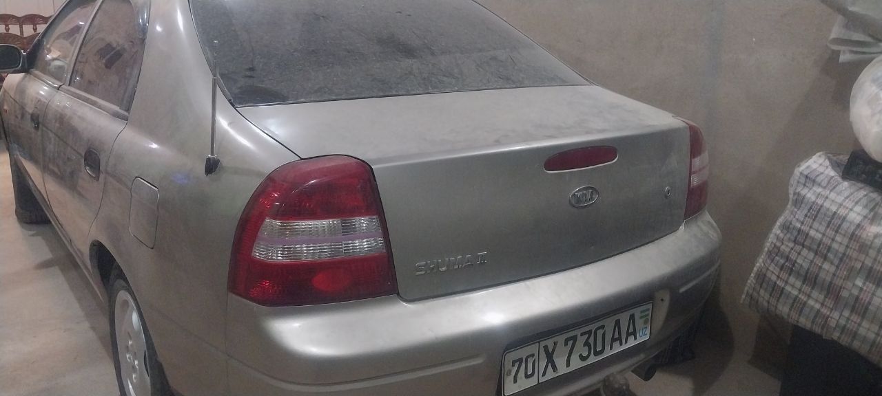 Kia avtomobili sotuvda
