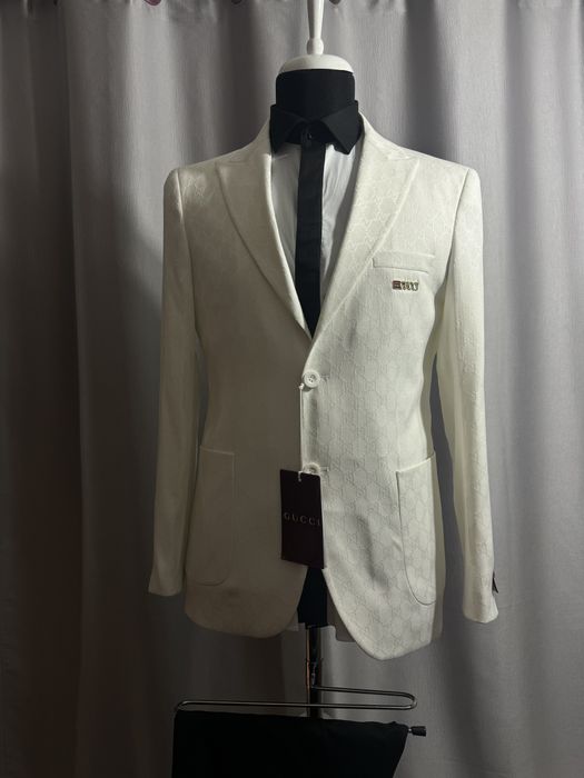 Costum Gucci.