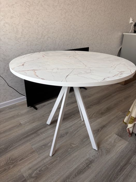 Продам обеденный стол