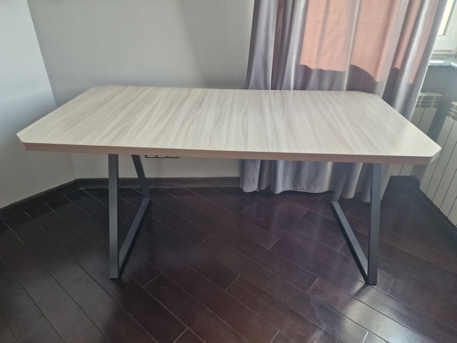 Стол новый бежевый