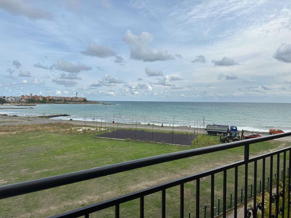 Просторен двустаен апартамент с гледка море, Първа линия