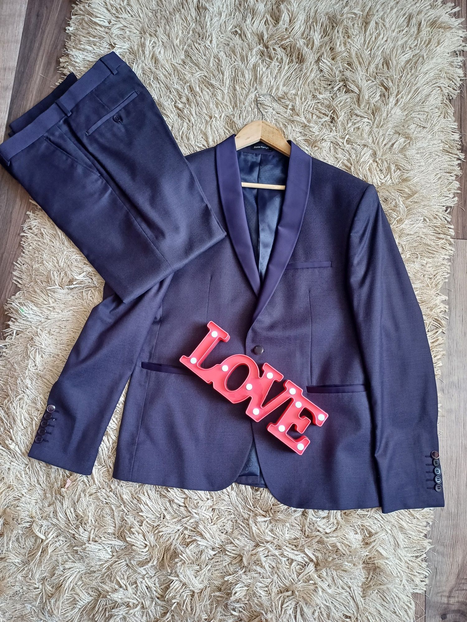 Costum slim fit purtat cateva ore
