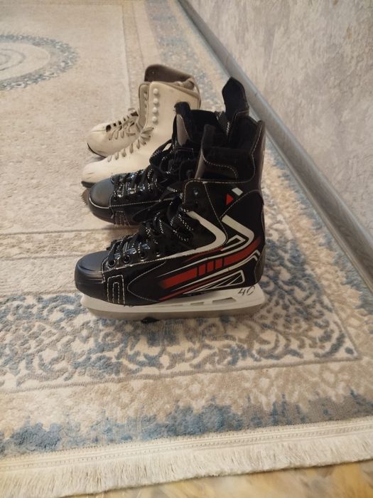 Коньки две пары в хорошем состоянии.