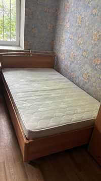 Кровать с матрасом матрацом в отличном состоянии