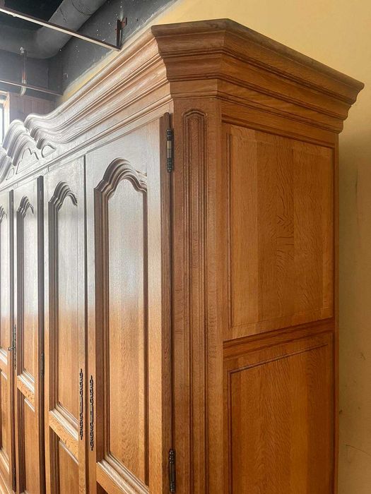 Масивна спалня и петкрилен гардероб