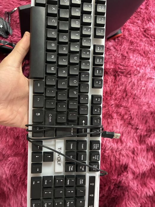 Monitor,tastatura,maus,casti,mausped