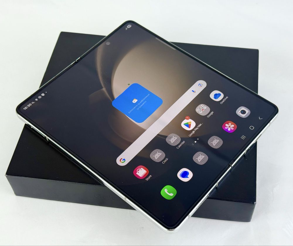 Samsung Galaxy Z Fold 5 5G 256GB 12RAM Cream Отличен