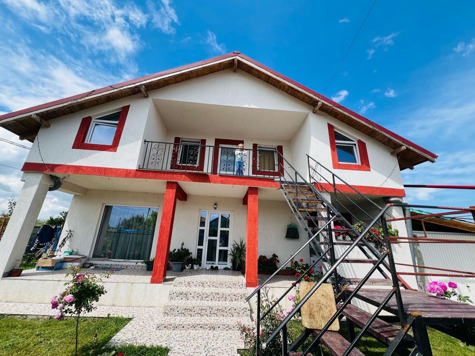 Vand Casă cu 6 camere si 5 bai, perfecta pentru locuinta/inchiriere