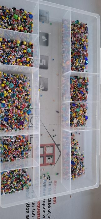 Продам срочно бисер с коробочкой