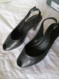 Sandale din piele de culoare neagra
