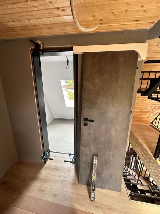 Echipa specializata montam parchet, mobila si usi.