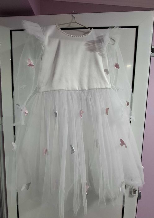 Официална рокля за момиче м/у 9 и 12 години размери има в снимките!