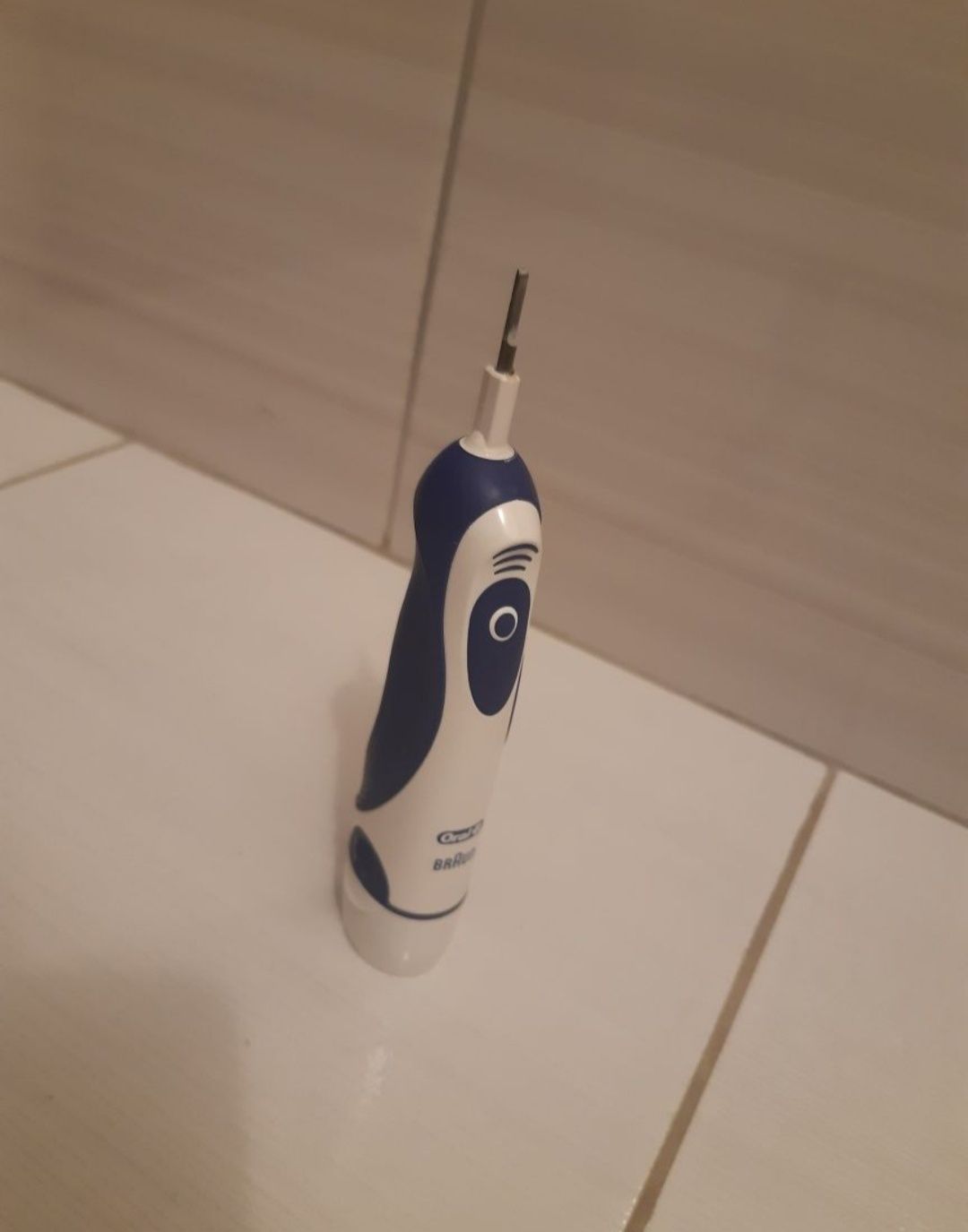 Periuta electrica oral b cu acumulatori inclusi.