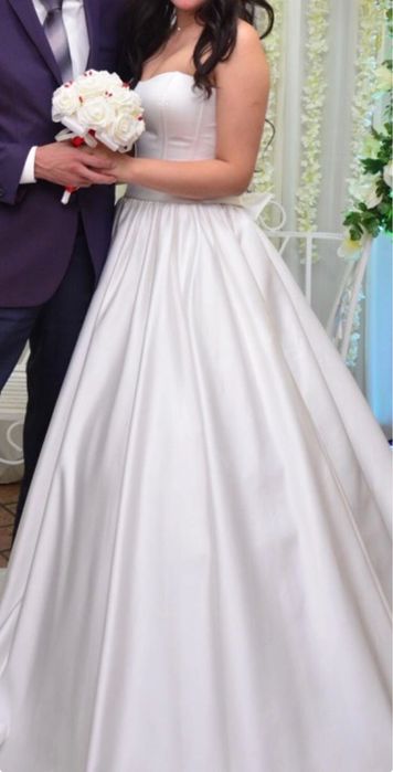 Продам платья свадебные отличного качества в наличии три штуки разные