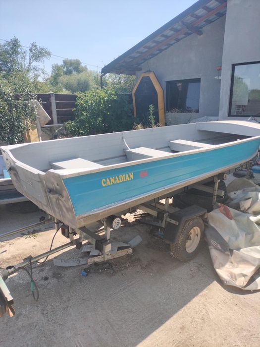 Vând 2 bărci model canadian