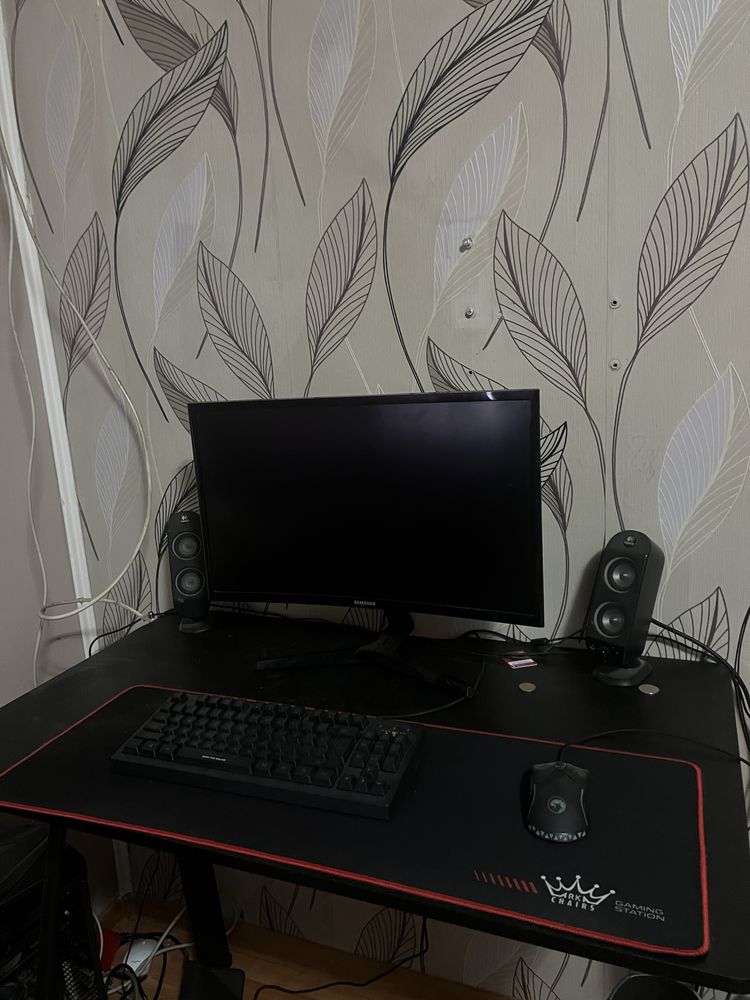 Vând masă gaming cu monitor tastatura si mause