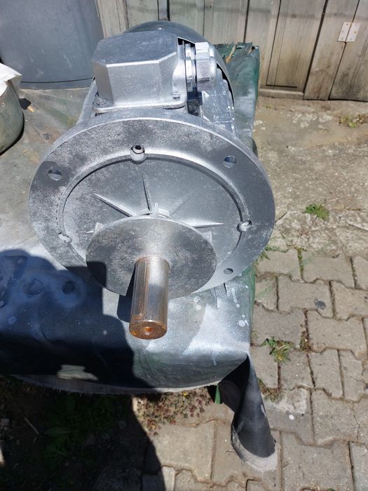 Vând motor electric