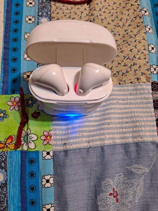 Căști wireless marca grundig.