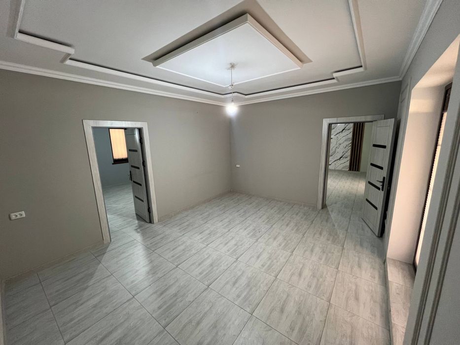 Шахар марказида 3х хоналик под бизнес квартира сотилади 1 этаж.