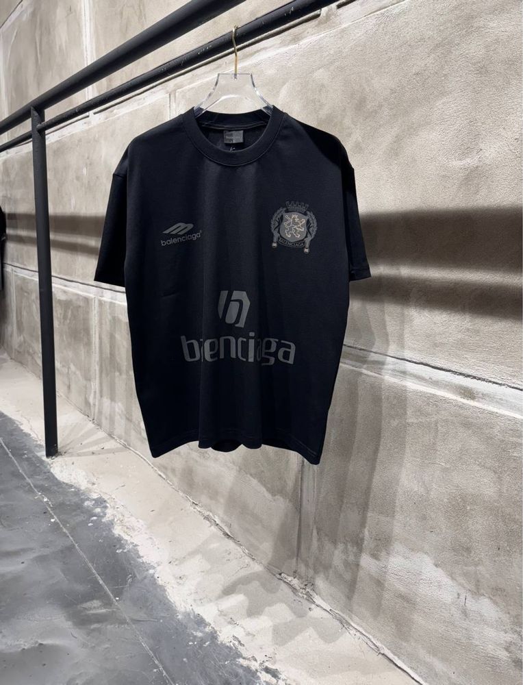 Продавам топ модели тениски на Balenciaga