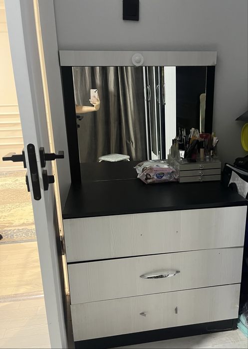 комод с зеркалом с двумя тумбочками