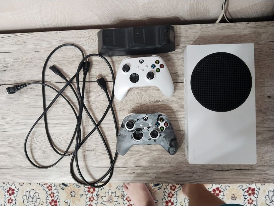 Продам xbox series s в отличном состоянии