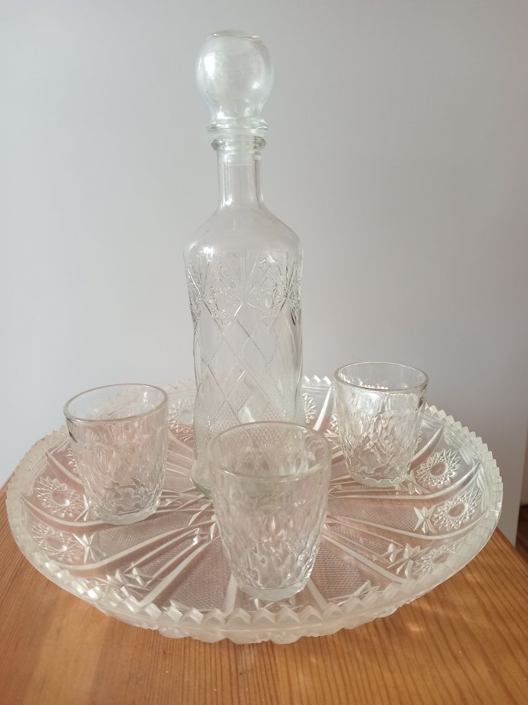 Продам наборы графины со стаканчиками и др.