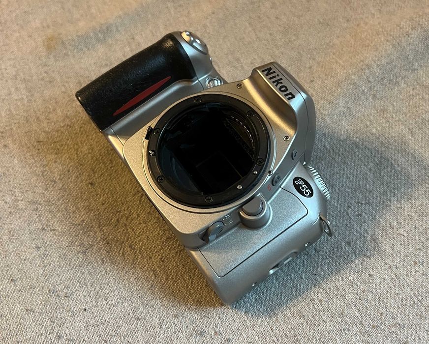 Aparat foto pe film Nikon F55 body – funcțional, fără obiectiv