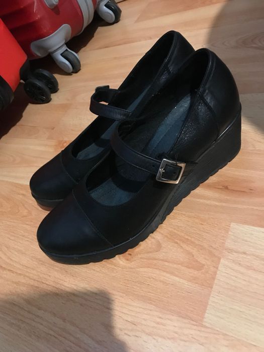 Сандал с дебел, нисък ток за 20 лв.- 40-ти номер.