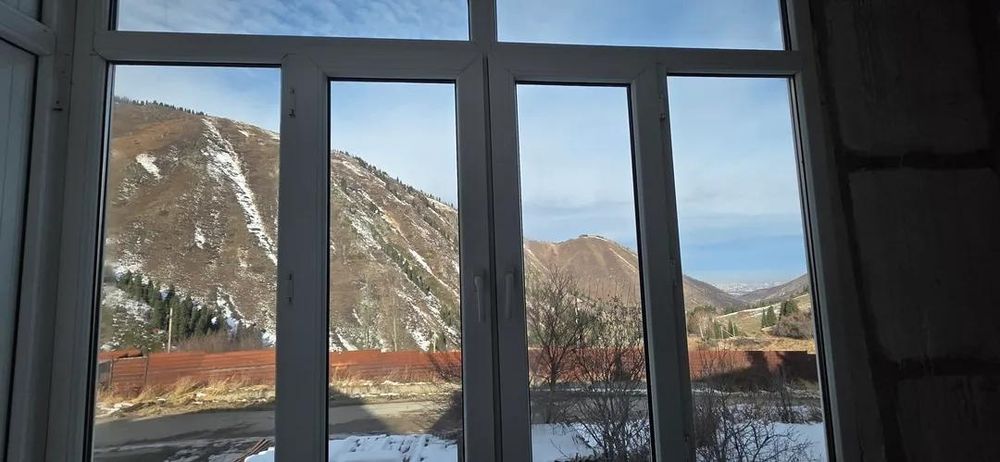 Комната в горах с балконом и видом на горы и город