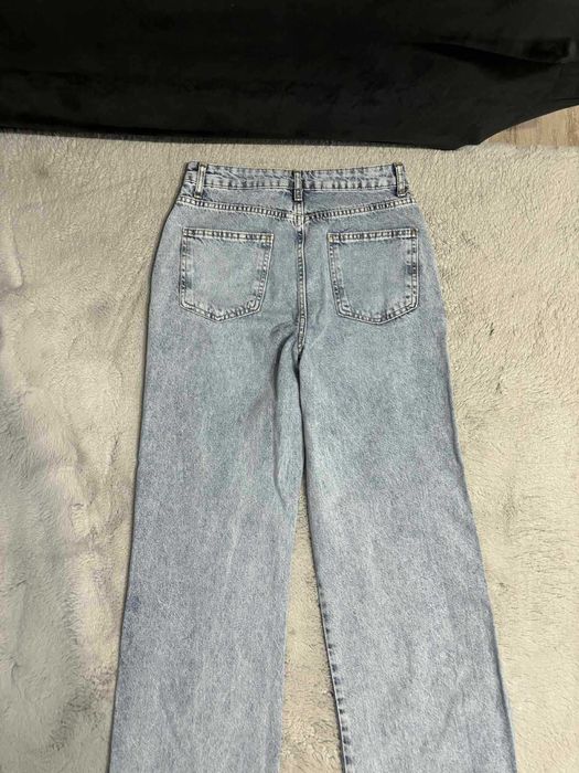 Blugi evazati cu capse noi