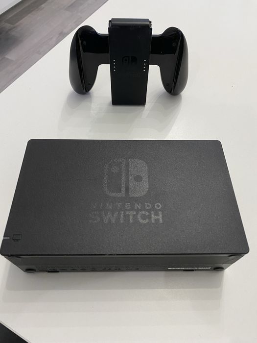 Nintendo Switch пълен комплект + 5 игри и кейс