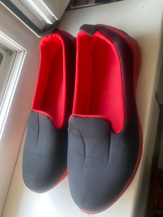 Обувь легкий удобный 
В отличном состоянии
Размер 37 
Цена :80 тысяч