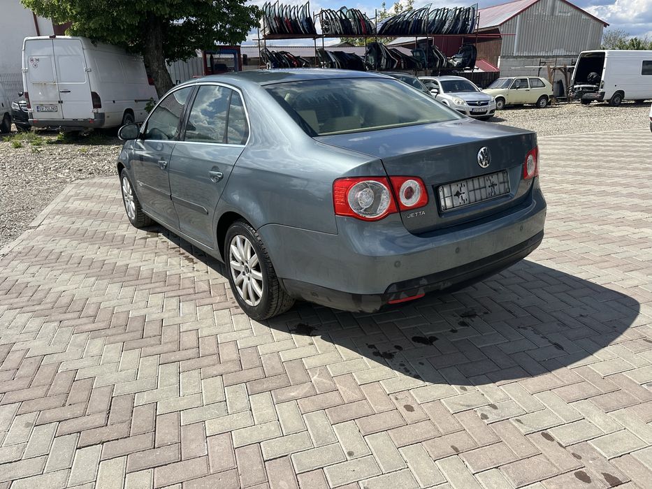 Volkswagen Jetta 1.6 FSI numere rosii expirate