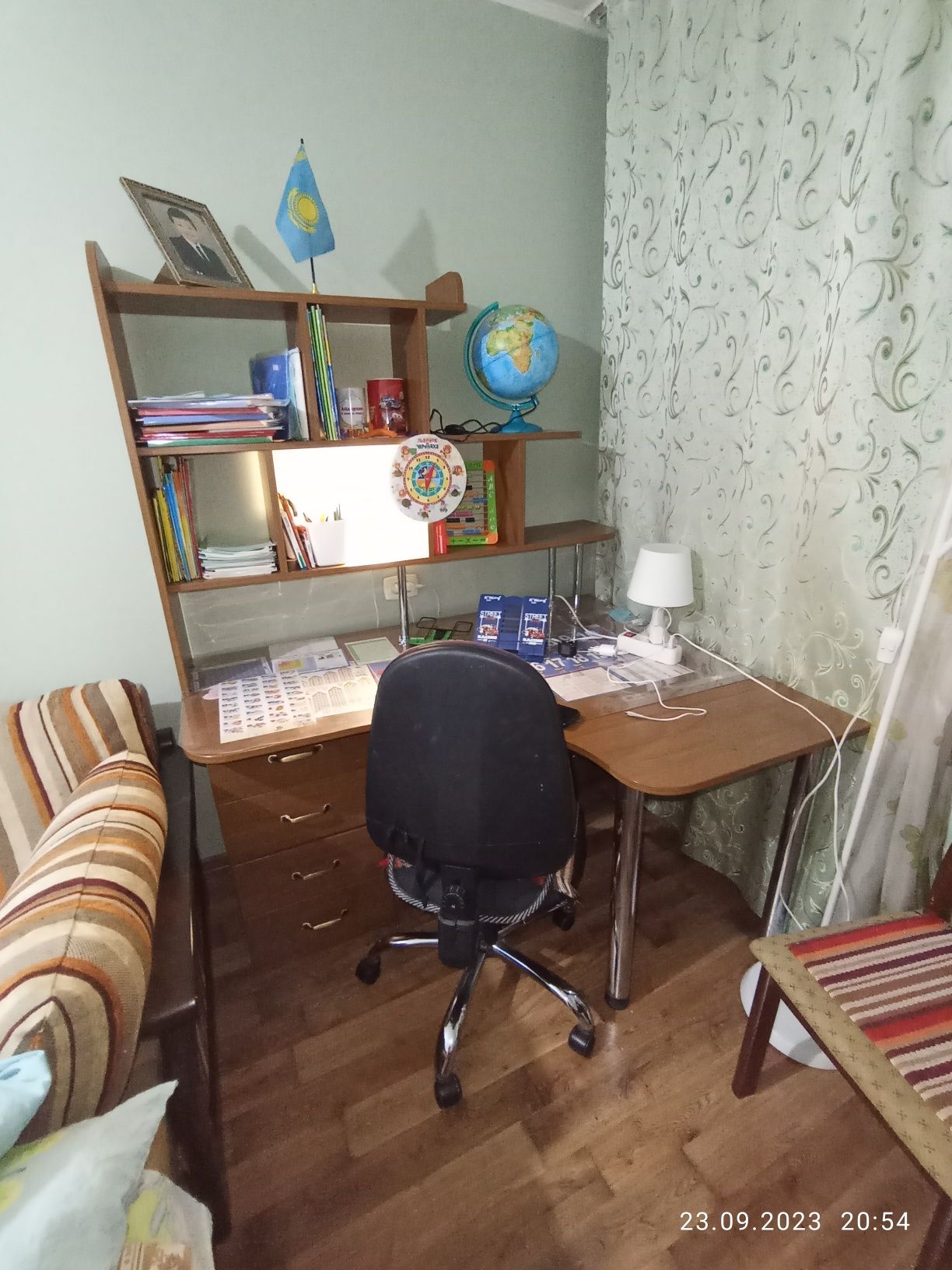 Продам письменный стол и стул