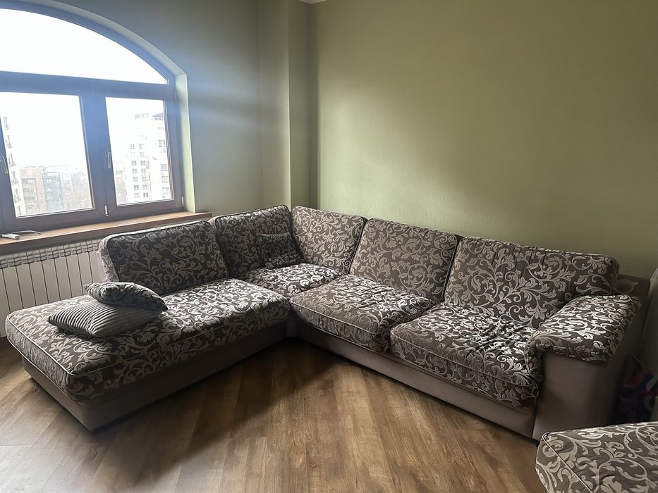 Диван и пуфик в отличном состоянии угловой