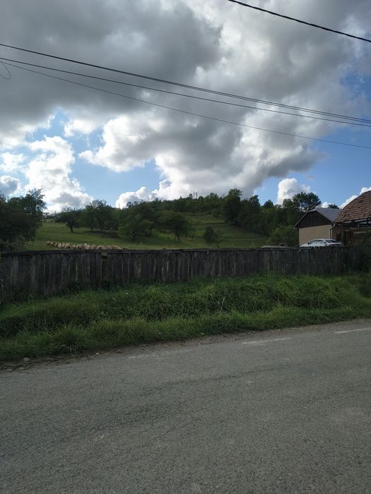 Casa la tara  fundatie pe teren 7700 mp cu Izvor debit foarte mare