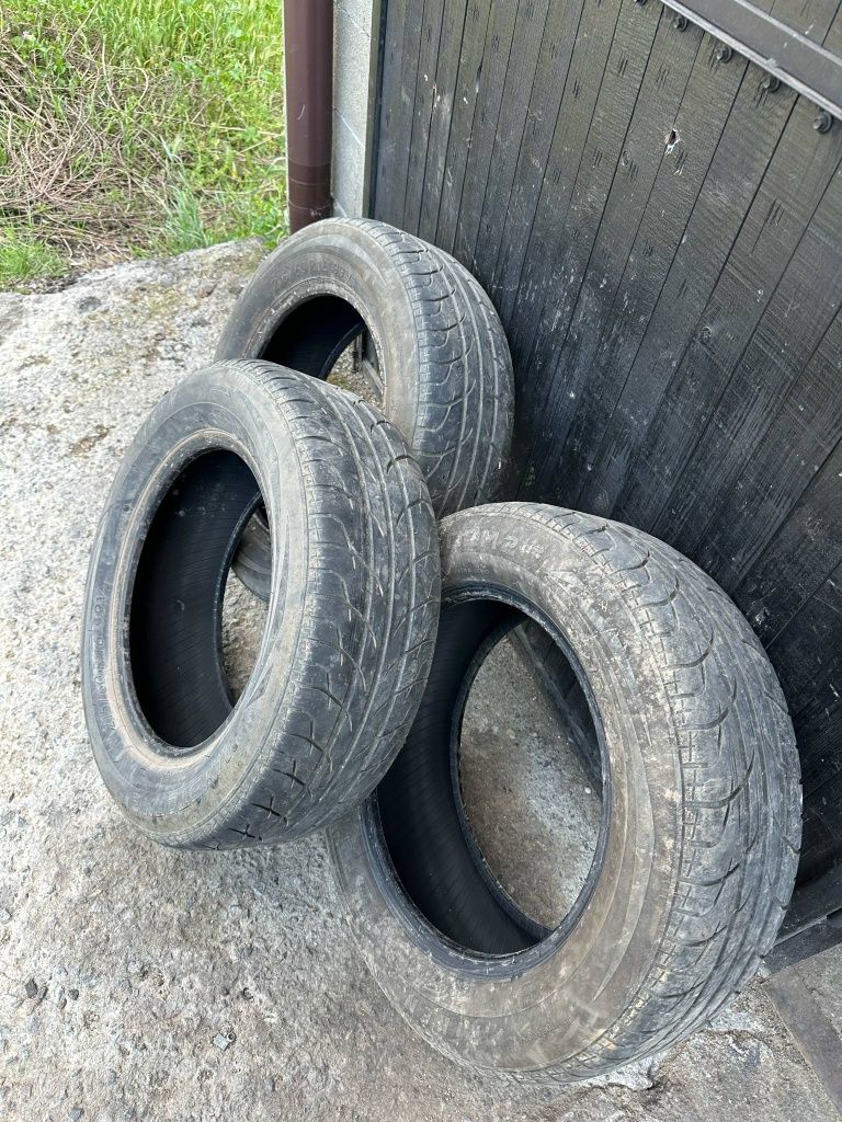 Гуми 215/60 R16.