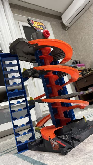 Мега гараж Hot Wheels