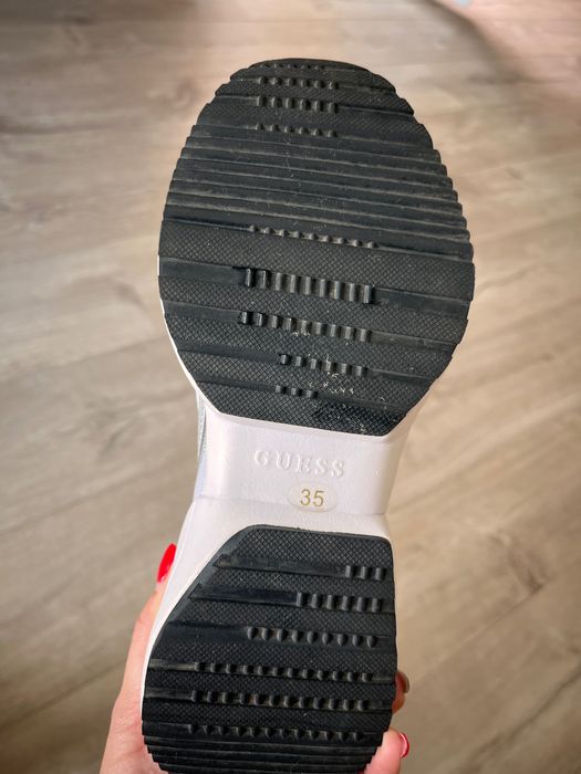 Sneakers guess aproape noi
