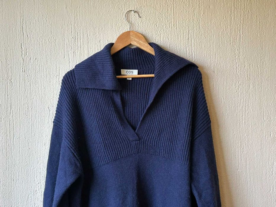 Оувърсайзд тъмносин вълнен пуловер COS