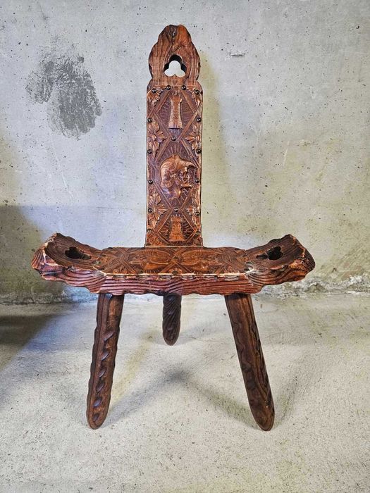 Шкаф с метален обков