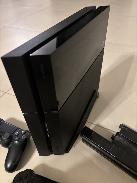 Vand Ps4 , 12 jocuri,2 controllere si camera,merge bine