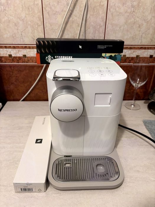 Vând espressor capsule NESPRESSO Gran Lattissima Alb