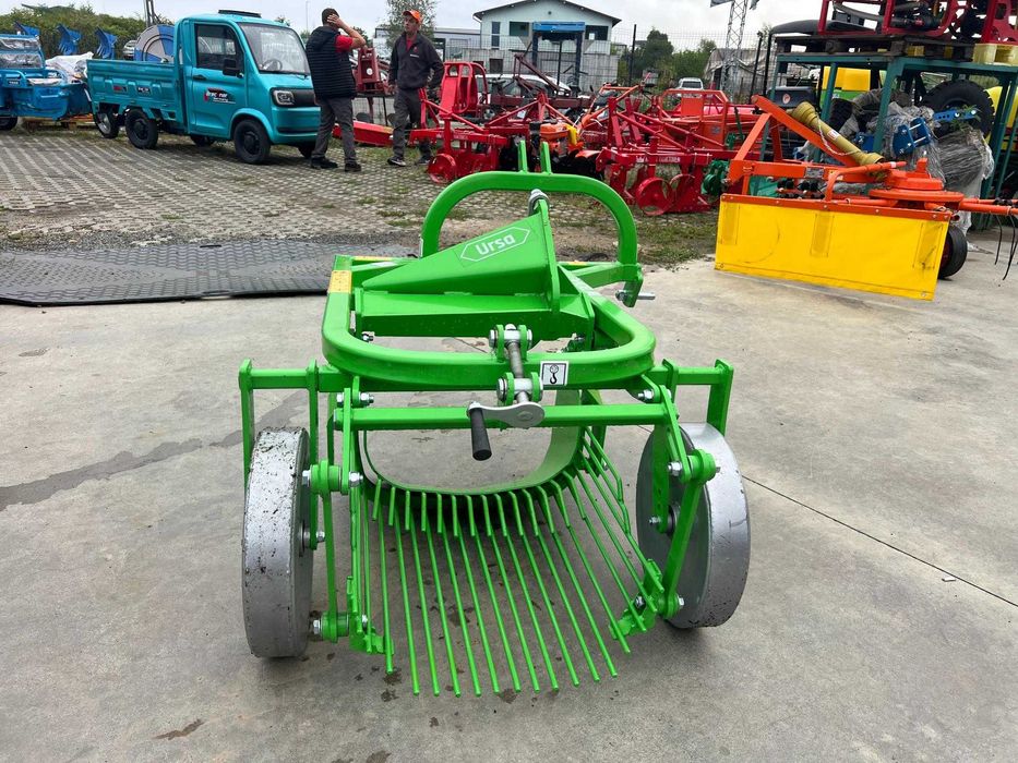 Utilaj nou recoltat cartofi, jug intr-o parte, lateral, spate Agramix