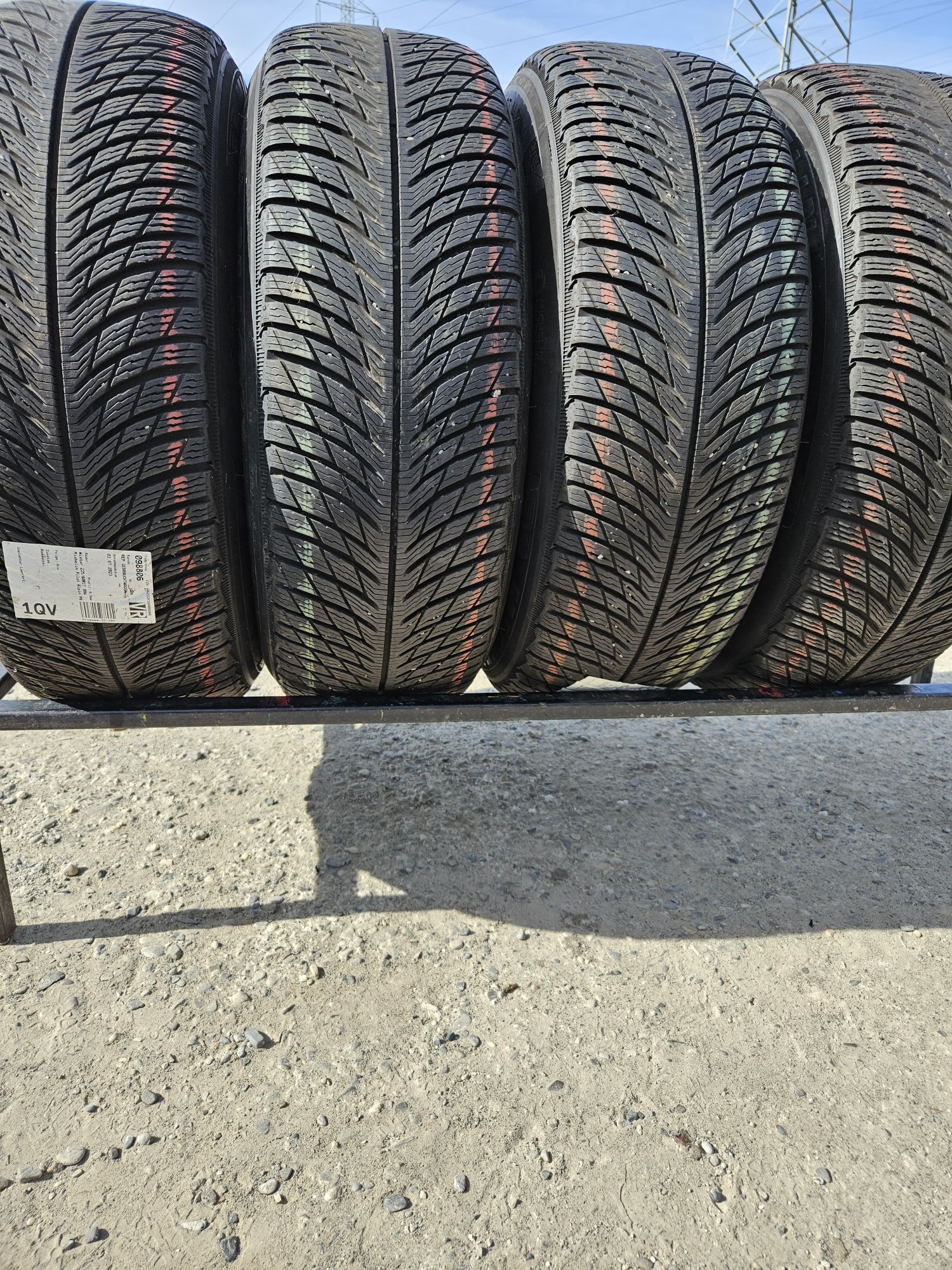 Vând anvelope iarnă  215/65r17 215/65/17 MICHELIN