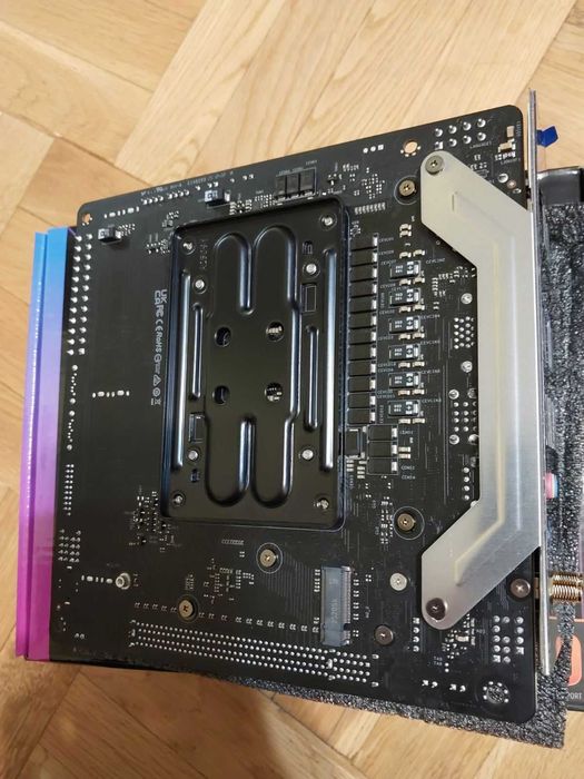 AMD Ryzen 5 9600X + AsRock B650I Lightning Wi-Fi  (НОВИ)